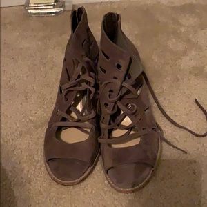 Vince camuto size 9.5 lace up block heel!
